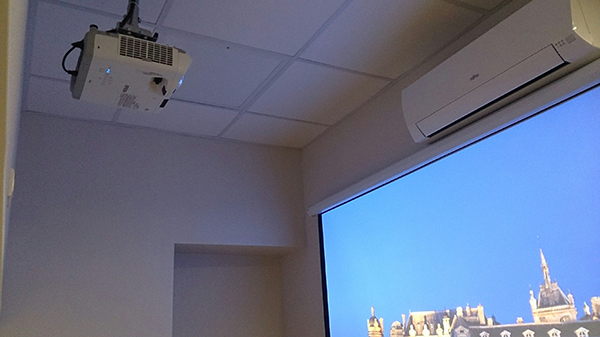 案例圖片 此會議室空間較狹窄因此搭配短焦投影機