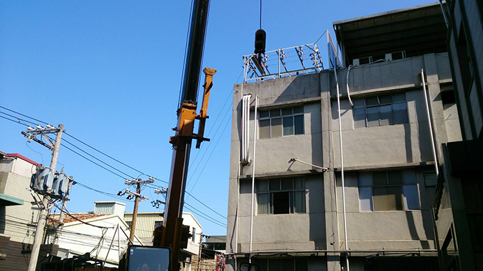 案例主要圖片 利用吊車將布幕吊至施工處